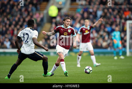 Burnley Jeff Hendrick und Tottenham Hotspurs Victor Wanyama (links) Kampf um den Ball in der Premier League match bei Turf Moor, Burnley. PRESSEVERBAND Foto. Bild Datum: Samstag, 1. April 2017. Finden Sie unter PA Geschichte Fußball Burnley. Bildnachweis sollte lauten: Nick Potts/PA Wire. Einschränkungen: EDITORIAL verwenden nur keine unbefugten Audio, Video, Daten, Spielpläne, Verbandsliga/Logos oder "live"-Dienste. Im Spiel Onlinenutzung beschränkt auf 75 Bilder, keine video Emulation. Keine Verwendung in Wetten, Spiele oder Vereinsspieler/Liga/Einzelpublikationen. Stockfoto