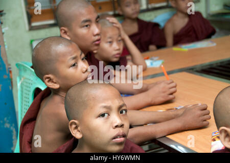 Myanmar (Burma). Yangon. Junge Anfänger Mönche, von denen viele aus weit entfernten Staaten im Internat in der Stadt. Stockfoto