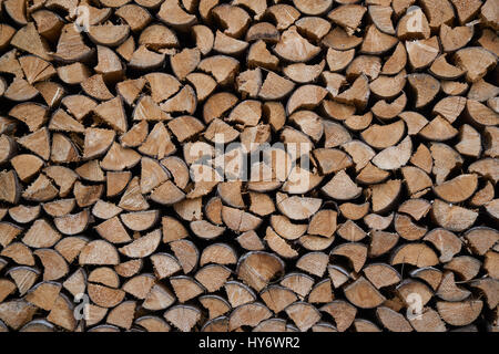 Haufen von gehacktem Brennholz für den Winter vorbereitet Stockfoto