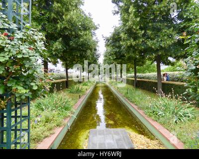 Entlang der Coulée Verte René-Dumont Promenade Plantée, Paris, Frankreich Stockfoto