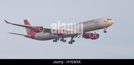 Virgin Atlantic Airbus A340 G-VWEB im Endanflug auf den Flughafen London-Heathrow LHR Stockfoto