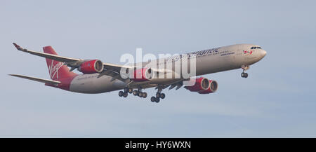 Virgin Atlantic Airbus A340 G-VWEB im Endanflug auf den Flughafen London-Heathrow LHR Stockfoto