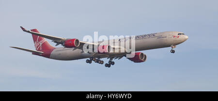 Virgin Atlantic Airbus A340 G-VWEB im Endanflug auf den Flughafen London-Heathrow LHR Stockfoto