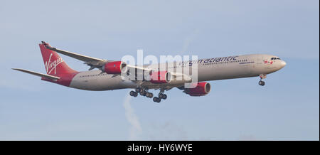 Virgin Atlantic Airbus A340 G-VWEB im Endanflug auf den Flughafen London-Heathrow LHR Stockfoto