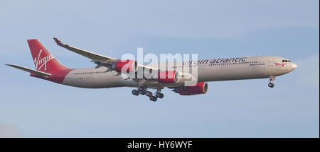 Virgin Atlantic Airbus A340 G-VWEB im Endanflug auf den Flughafen London-Heathrow LHR Stockfoto