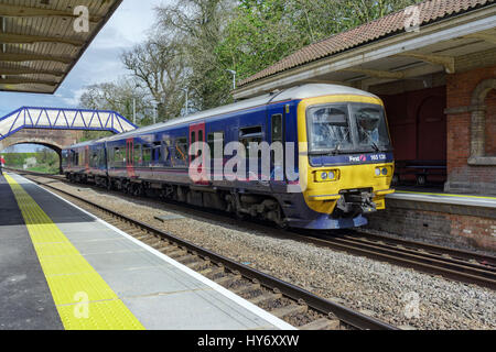 Klasse 165 DMU Zug Haltestelle Mortimer. Die Route ist ein wichtiges Bindeglied zwischen der großen Anschlussstellen von Basingstoke und lesen. Stockfoto