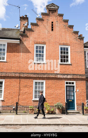 Hipster Frau auf dem Bürgersteig vor einem viktorianischen Edwardian restauriertes Haus in London, Großbritannien Stockfoto