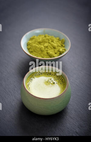 Bio Matcha-Grüntee in einer kleinen Tasse auf Schiefer Hintergrund Stockfoto