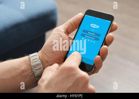 Kiew, Ukraine - 6. März 2016: Ein Mann mit Skype auf ein nagelneues Apple iPhone 6. Skype ist ein voice-over-IP-Service und instant messaging-Client. Stockfoto