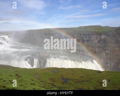 Regenbogen erscheint am Godafoss Wasserfall in der Nähe von Bardardalur Island, einer der spektakulärsten Wasserfälle in Island. Godafoss (Wasser der Götter) Waterf Stockfoto