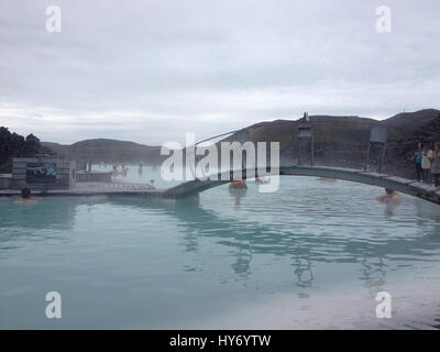 Grindavik, Island - 5. Juli 2015: Brücke über Blue Lagoon in Grindavik auf der Reykjanes-Halbinsel in der Nähe von Reykjavik, Island. Touristen genießen die entspannende Stockfoto