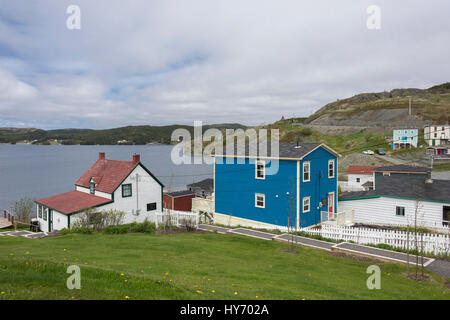 Artisan Inn mit Gover Hütte (links, weiß, 1840er Jahre) und Bucht Ferienhaus (rechts, blau), auf Fisher Cove, Trinity, Neufundland Stockfoto