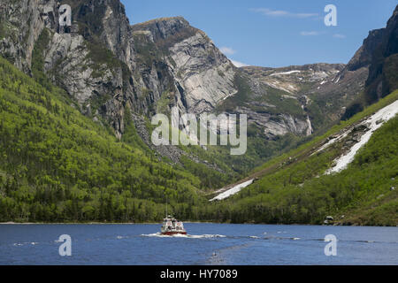 Westen Brook II Tour Boot Minaturized durch die Klippen, Western Brook Pond, Gros Morne National Park, Neufundland Stockfoto