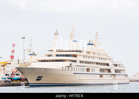 Die Yacht von Sultan Qaboos, Al Said, vertäut im Hafen von Sultan Qaboos in Mutrah, Muscat, Sultanat von Oman. Al Said ist derzeit die höchste deplac Stockfoto