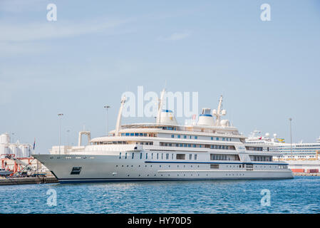 Die Yacht von Sultan Qaboos, Al Said, vertäut im Hafen von Sultan Qaboos in Mutrah, Muscat, Sultanat von Oman. Al Said ist derzeit die höchste deplac Stockfoto