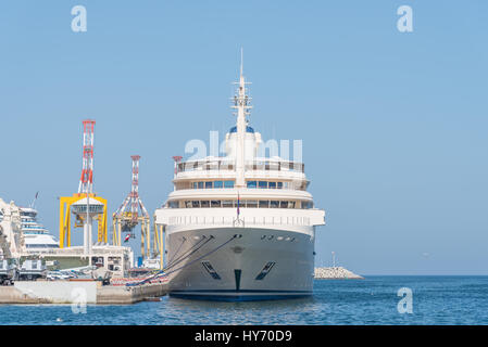 Die Yacht von Sultan Qaboos, Al Said, vertäut im Hafen von Sultan Qaboos in Mutrah, Muscat, Sultanat von Oman. Al Said ist derzeit die höchste deplac Stockfoto