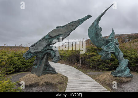 L ' Anse Aux Meadows Besucherzentrum gesehen durch das "Treffen der beiden weltweit" Sculptre, L'Anse Aux Meadows, Neufundland Stockfoto