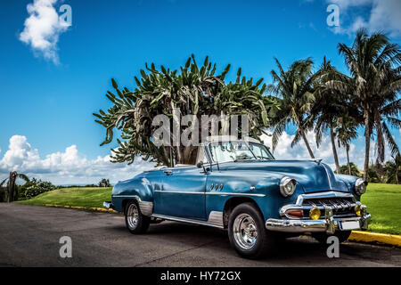 Blau grün amerikanischen Cabriolet Oldtimer Parken in Varadero Kuba - Serie Kuba Reportage Stockfoto