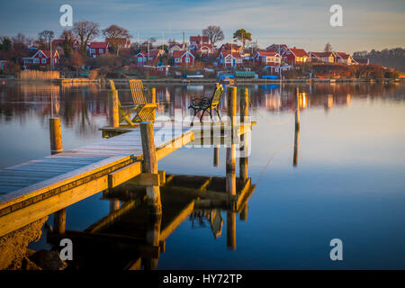 Typisch schwedische Katen in Karlskona, Schweden... Karlskrona ist eine Ortschaft und der Sitz der Gemeinde Karlskrona, Blekinge Grafschaft, Schweden. Stockfoto