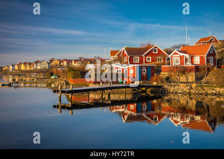 Typisch schwedische Katen in Karlskona, Schweden... Karlskrona ist eine Ortschaft und der Sitz der Gemeinde Karlskrona, Blekinge Grafschaft, Schweden. Stockfoto