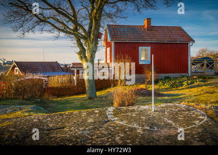 Typisch schwedische kleines Häuschen in Karlskona, Schweden... Karlskrona ist eine Ortschaft und der Sitz der Gemeinde Karlskrona, Blekinge Grafschaft, Schweden. Stockfoto