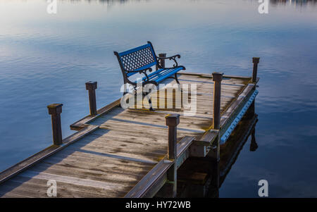 Bank auf einem Dock in Karlskona, Schweden... Karlskrona ist eine Ortschaft und der Sitz der Gemeinde Karlskrona, Blekinge Grafschaft, Schweden. Stockfoto