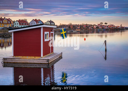 Schwimmende Sauna in Karlskona, Schweden... Karlskrona ist eine Ortschaft und der Sitz der Gemeinde Karlskrona, Blekinge Grafschaft, Schweden. Stockfoto