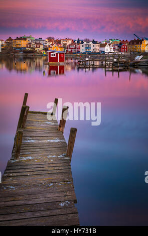 Dock und Gebäuden in Karlskona, Schweden... Karlskrona ist eine Ortschaft und der Sitz der Gemeinde Karlskrona, Blekinge Grafschaft, Schweden. Stockfoto