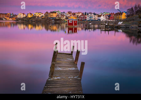 Dock und Gebäuden in Karlskona, Schweden... Karlskrona ist eine Ortschaft und der Sitz der Gemeinde Karlskrona, Blekinge Grafschaft, Schweden. Stockfoto