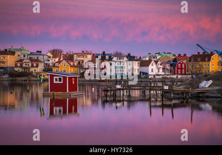 Dock und Gebäuden in Karlskona, Schweden... Karlskrona ist eine Ortschaft und der Sitz der Gemeinde Karlskrona, Blekinge Grafschaft, Schweden. Stockfoto