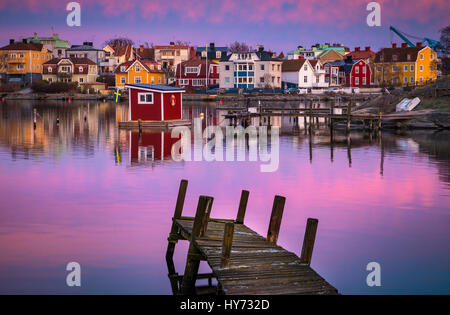 Dock und Gebäuden in Karlskona, Schweden... Karlskrona ist eine Ortschaft und der Sitz der Gemeinde Karlskrona, Blekinge Grafschaft, Schweden. Stockfoto