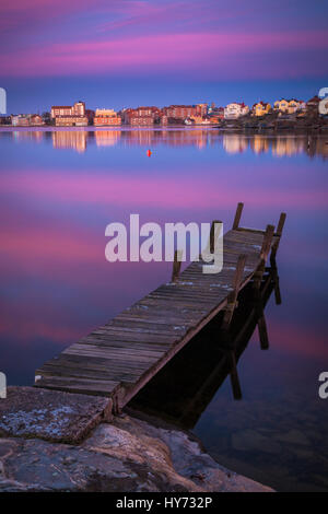 Dock und Gebäuden in Karlskona, Schweden... Karlskrona ist eine Ortschaft und der Sitz der Gemeinde Karlskrona, Blekinge Grafschaft, Schweden. Stockfoto