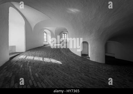 Trinitatis-Kirche befindet sich im zentralen Kopenhagen, Dänemark. Es ist Teil des 17. Jahrhunderts Trinitatis Komplex, beinhaltet der Rundetårn astronomi Stockfoto