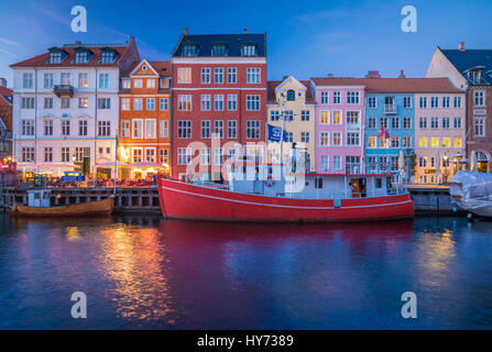 Nyhavn ist eine bunte 17. Jahrhundert am Wasser, Kanal und beliebten Vergnügungsviertel in Kopenhagen, Dänemark.