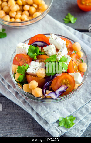 Kichererbsen und Gemüse-Salat mit Tomaten, roter Kohl, Feta-Käse (Tofu) - gesunde hausgemachte vegane vegetarische Ernährung detox Salat essen essen. Stockfoto