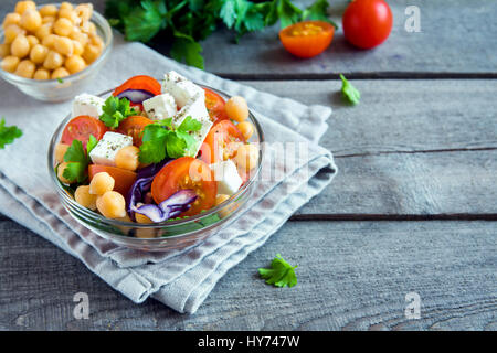Kichererbsen und Gemüse-Salat mit Tomaten, roter Kohl, Feta-Käse (Tofu) - gesunde hausgemachte vegane vegetarische Ernährung detox Salat essen essen. Stockfoto