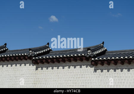 Traditionelle koreanische Palast Wand und Dach Stockfoto
