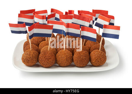 Schüssel mit niederländischen traditionellen Snack Bitterballen und niederländische Flagge Cocktailspieß auf weißem Hintergrund Stockfoto