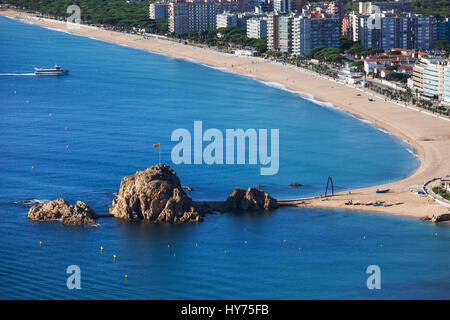 Blanes Stadt in Spanien, Strand und Sa Palomera Felsen im Mittelmeer Bay. Stockfoto