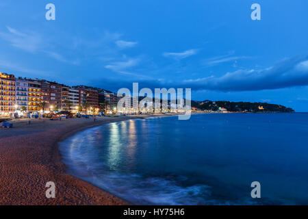 Lloret de Mar Stadt an der Costa Brava in Spanien bei Dämmerung, Strand am Mittelmeer und Resort-skyline Stockfoto