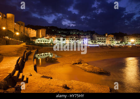 Strand von Tossa de Mar und Häuser in der Nacht in Spanien, Ferienort am Mittelmeer an der Costa Brava in der Region Katalonien. Stockfoto