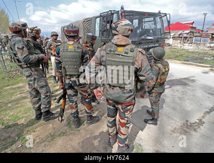 Indien. 1. April 2017. Indische Armee Soldaten Stand in der Nähe des beschädigten Fahrzeugs die mutmaßliche Rebellen im Bemina Srinagar der Sommerhauptstadt von indischen angegriffen wurde Kaschmir auf 1. April 2017 gesteuert. Zwei indische Armeesoldaten wurden verletzt, als mutmaßliche Rebellen einen Inidan Armee-Konvoi angegriffen, sagte Beamten der Verteidigung. Bildnachweis: Faisal Khan/Pacific Press/Alamy Live-Nachrichten Stockfoto