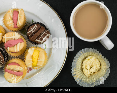 Auswahl an Ostern Butterfly Cupcakes vor schwarzem Hintergrund Stockfoto