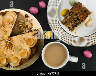 Ostern Simnel Cake mit Marzipan Glasur und Dekorationen auf schwarzem Hintergrund Stockfoto