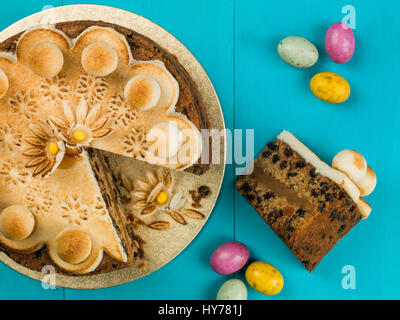 Ostern Simnel Cake mit Marzipan Glasur und Dekorationen vor einem blauen Hintergrund Stockfoto
