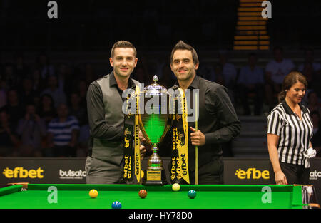 Plovdiv, Bulgarien - 1. Oktober: Mark Selby und Ronnie O'Sullivan Pose mit der Trophäe vor Snooker Spiel zwischen ihnen in Kolodruma Sporthalle Stockfoto