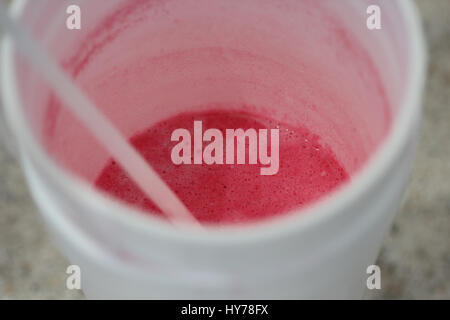 Rosa Ice Cream cocktail in einem weißen weichen Plastikbecher Stockfoto
