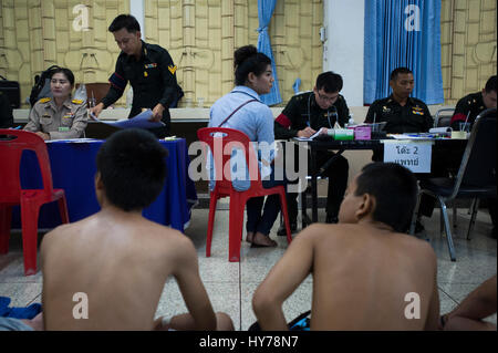 Bangkok, Thailand. 1. April 2017. 1. April 2017. Eine thailändische Transsexuelle reiht sich mit Thai Männer während einer körperlichen Prüfung für Wehrpflicht in Bangkok, Thailand. Bildnachweis: Anusak Laowilas/Pacific Press/Alamy Live-Nachrichten Stockfoto
