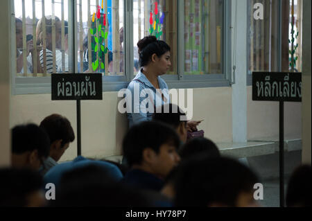 Bangkok, Thailand. 1. April 2017. 1. April 2017. Eine thailändische Transsexuelle reiht sich mit Thai Männer während einer körperlichen Prüfung für Wehrpflicht in Bangkok, Thailand. Bildnachweis: Anusak Laowilas/Pacific Press/Alamy Live-Nachrichten Stockfoto