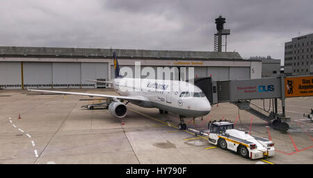 Lufthansa Airbus A320 in Taxi Lage am Düsseldorfer Flughafen, Deutschland Stockfoto